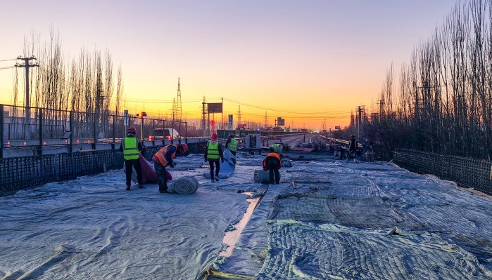 【“三抓三促”行動(dòng) ? 項(xiàng)目建設(shè)】飛天南路下穿G30連霍高速K2394+700處分離式立交橋橋面完工通車(chē)